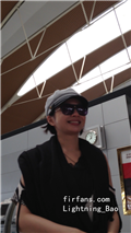 飞又在笑。