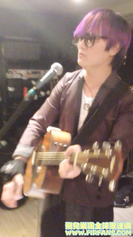 等等6：00pm 完全娛樂live見喔。邊吃烤肉邊聽阿沁彈吉他唱歌。see you ... (P.s.今天.jpg