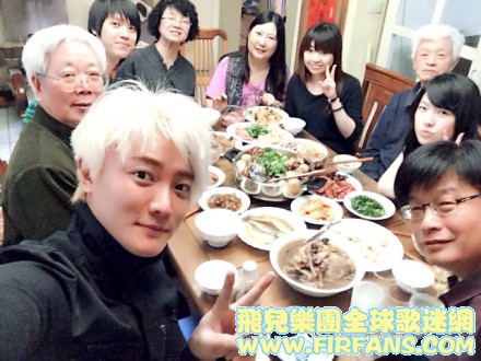 雖然外婆已先去天堂，但，我們還是和樂的一家：）p.s.全家有三個白髮人@@.jpg