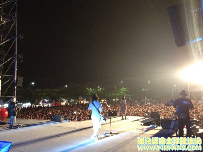 小秘書：為了今天的彰化演唱會，FIR卯足全力預備改編歌曲，FIR樂手和技師團下午也都到.jpg
