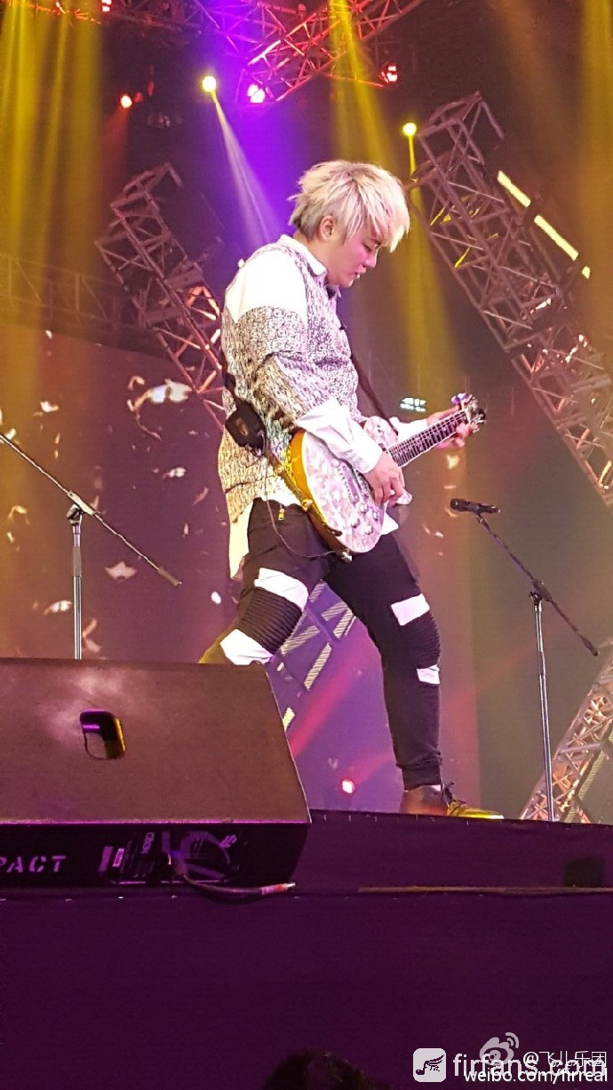 亞洲流行音樂節演出，大家都很high喔！也謝謝香港歌迷們的燈牌，看到了！很謝謝你們！.jpg