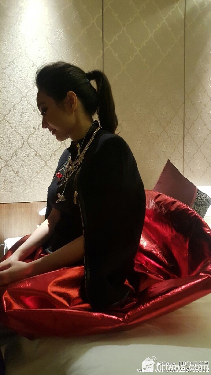 坐在花堆兒裏等.jpg