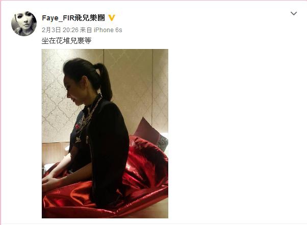 坐在花堆兒裏等0.jpg