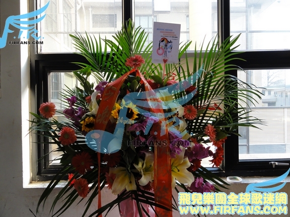 后台放着呢，在他们休息室到去舞台的路上