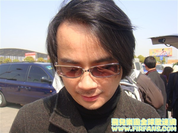 老师发际线好高。。。